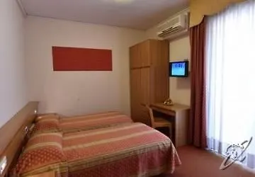 Hotel Ambra - The Only Lakeside In